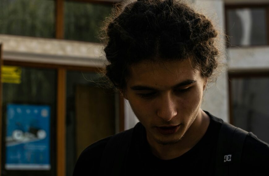 man in black crew neck shirt