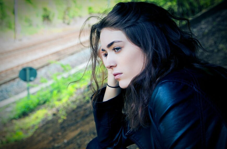 woman sitting outdoor during daytime
