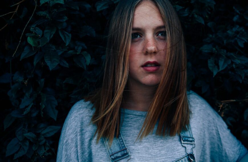 woman wearing gray crew-neck t-shirt