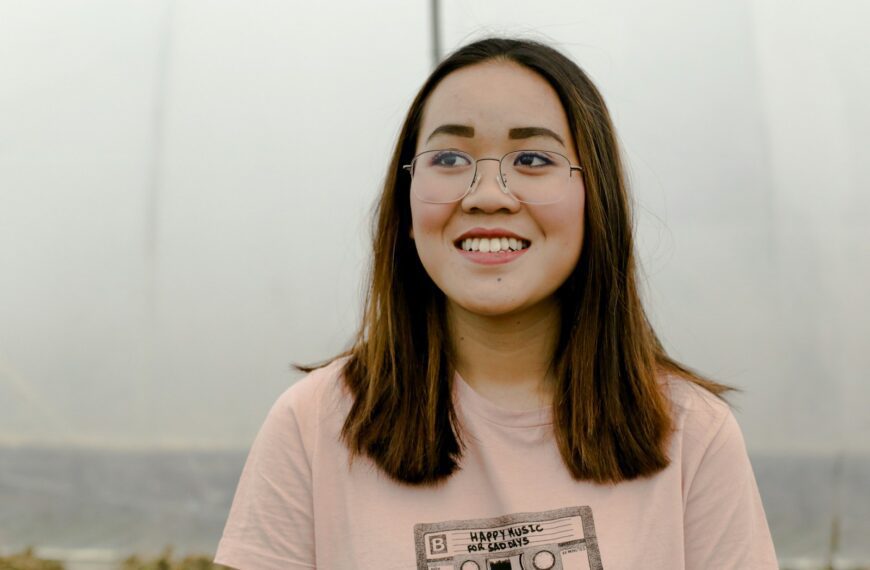 selective focus photograph of woman in pink crew-neck t-shirt