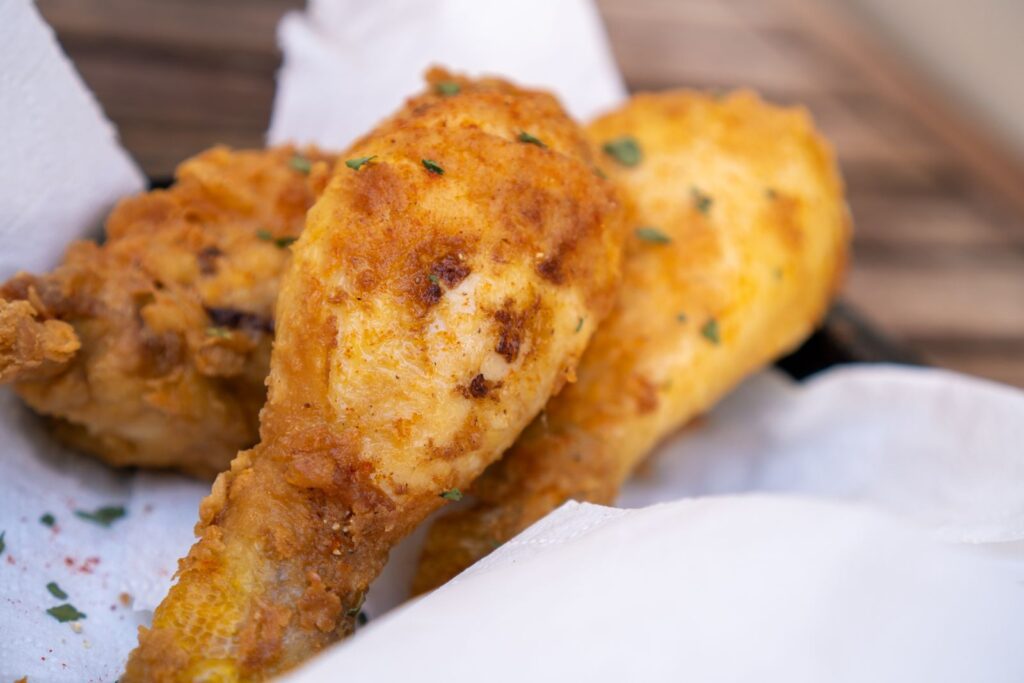 Delicious golden brown fried chicken drumsticks, perfectly crispy and appetizing.