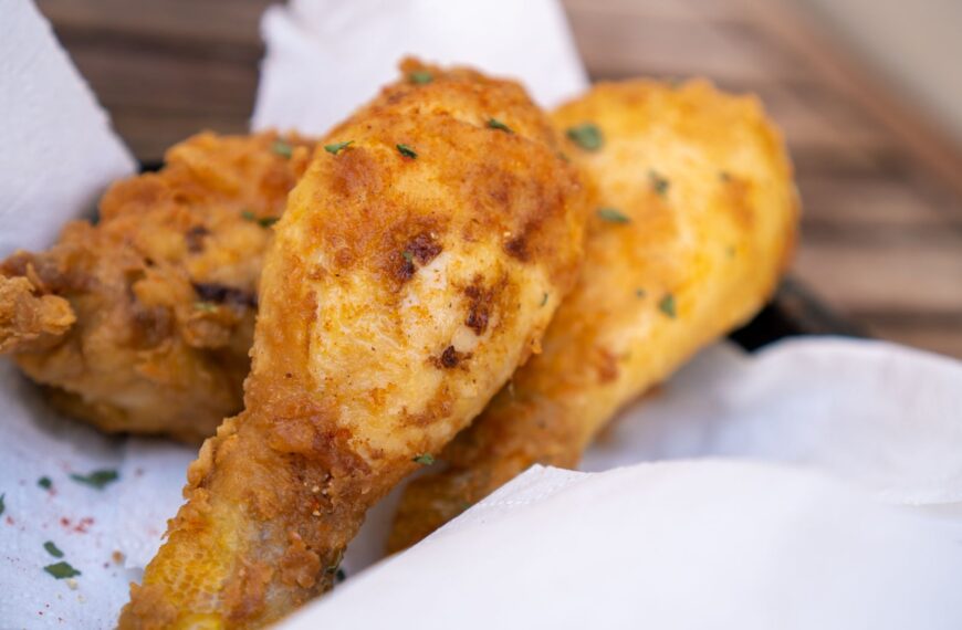 Delicious golden brown fried chicken drumsticks, perfectly crispy and appetizing.