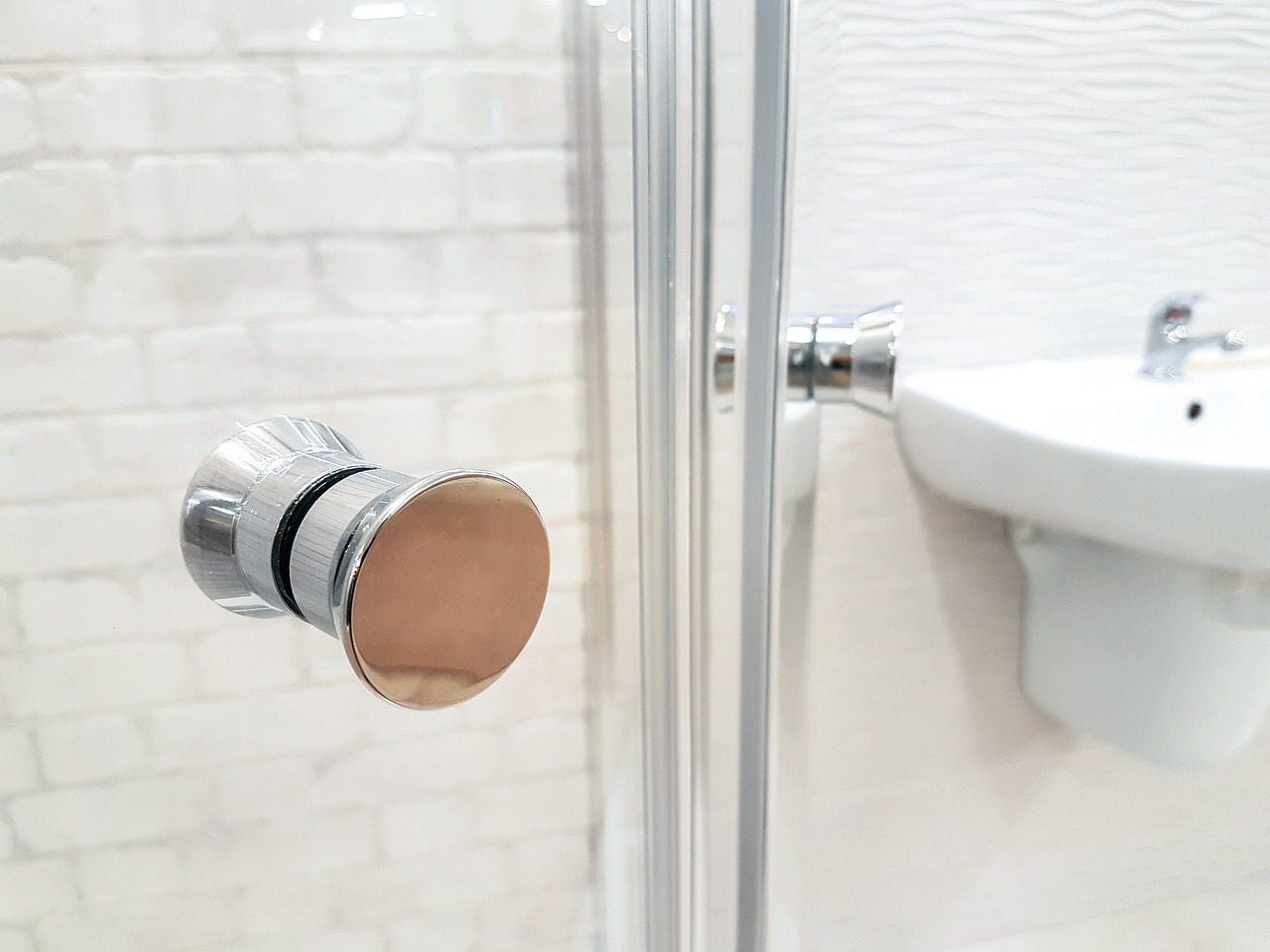 shower, nature, bathroom, plumbing, hotel, hotel room, handle, bath, apartment, interior design, toilets, room, residential interior, washbasin, transparent, comfortable apartment, toilet, hygiene, house, water, architecture, luxury, rest, fittings, bathrooms, glass, metal, sink, tap