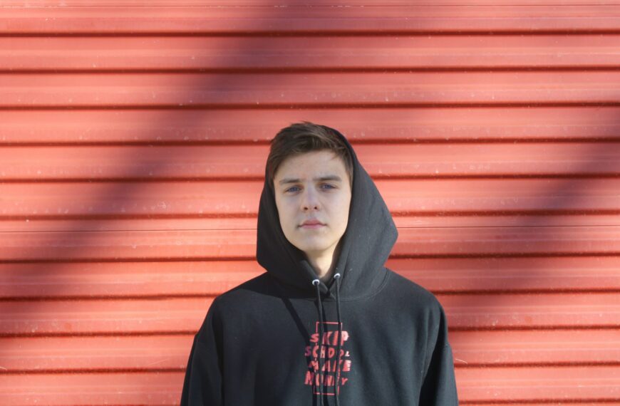 man wearing black and red pullover hoodie