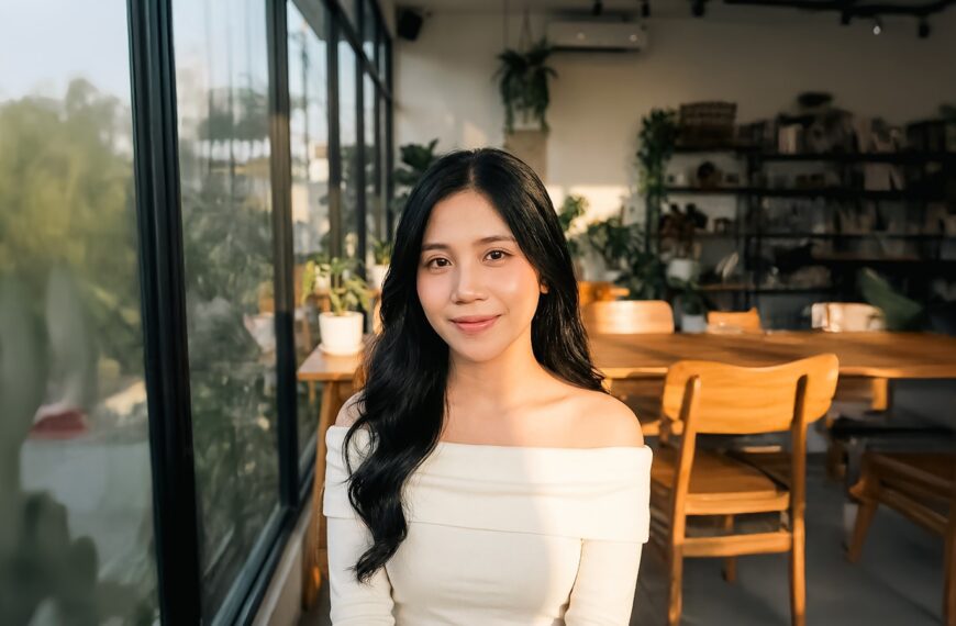 Young woman smiling in a cafe with plants