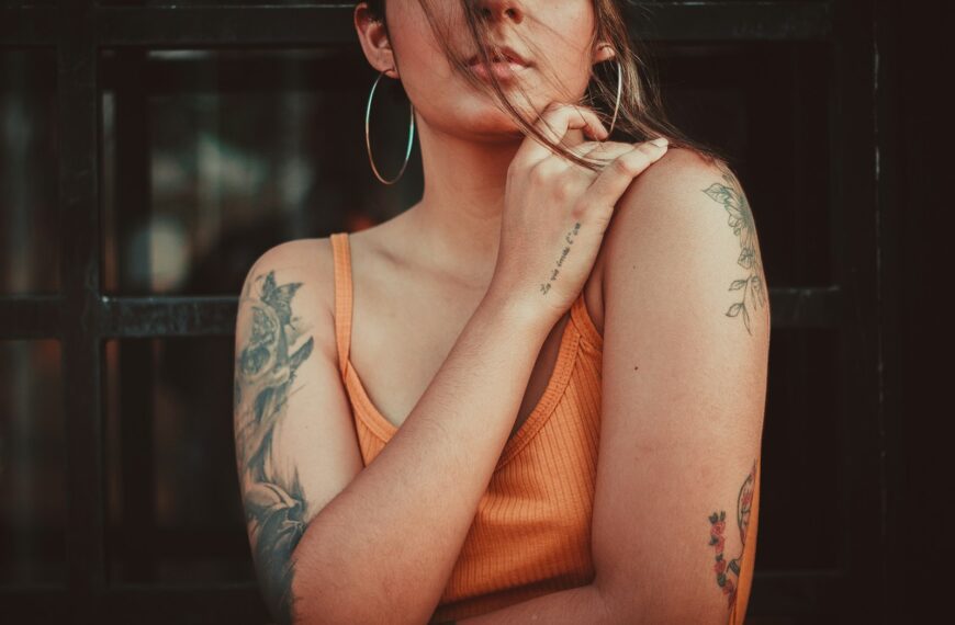 woman wearing brown spaghetti strap top