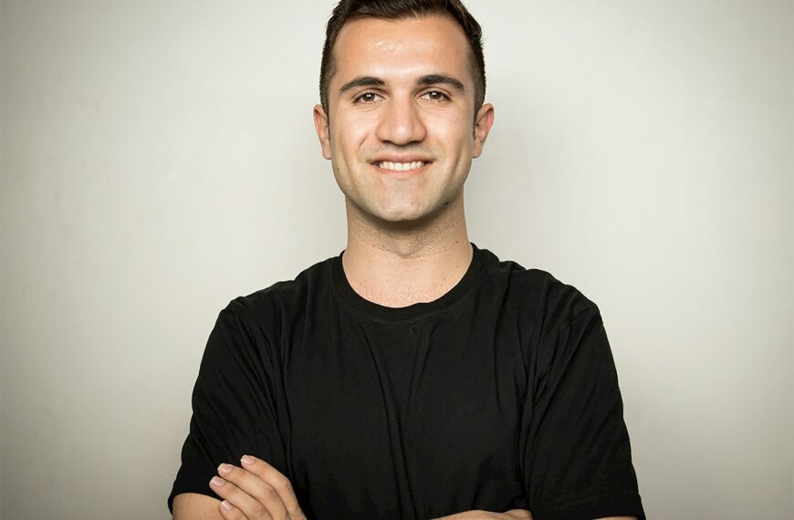 man in black crew neck t-shirt