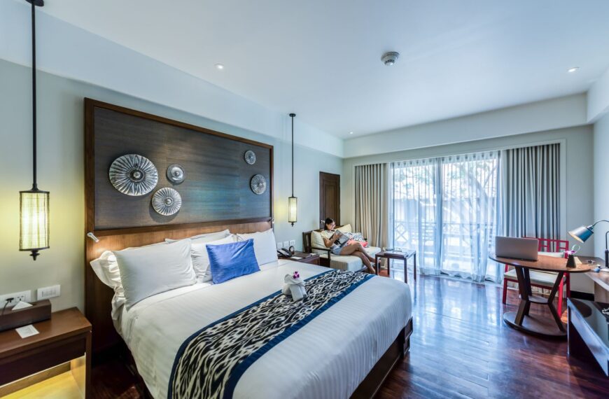 Contemporary hotel room interior design with cozy elegance and modern furnishings.
