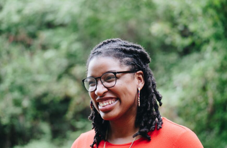 smiling woman at daytime