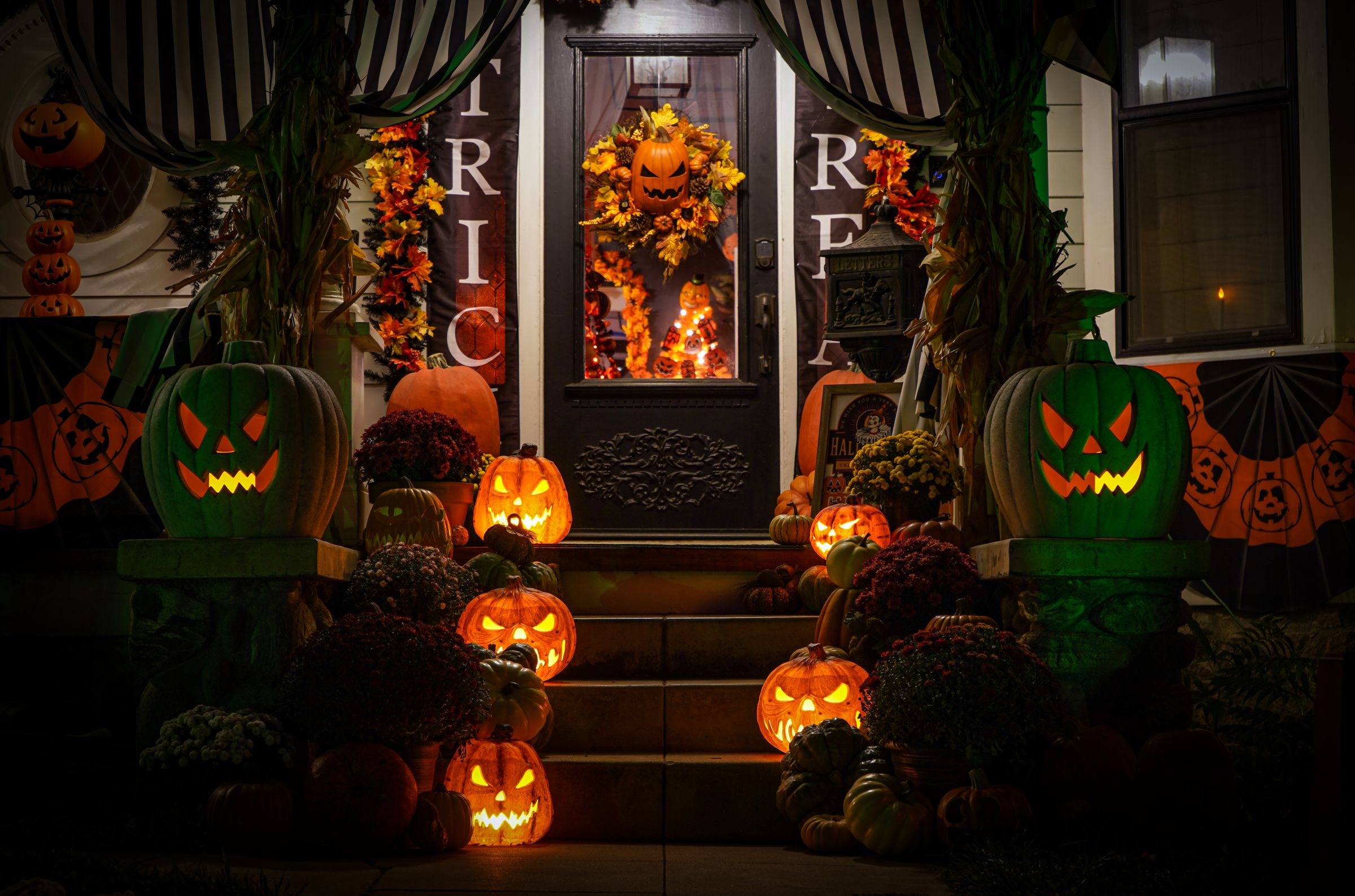 Halloween decorations displayed in front of a house yard